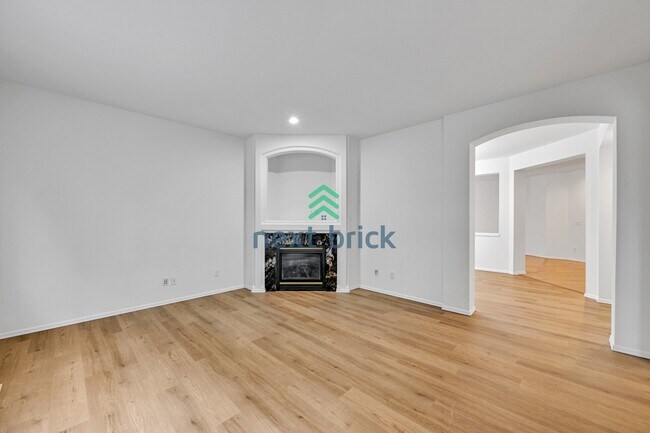 4 Beds 2.5 Baths Single photo 3