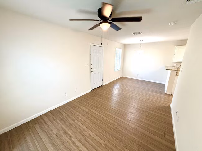1615 N Navidad St San Antonio, TX 78201 photo 4