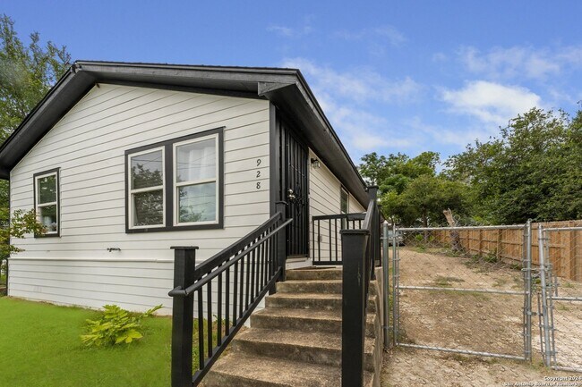 928 Hedges St San Antonio, TX 78203 photo 4