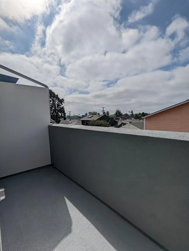 9877 MacArthur Blvd Oakland, CA 94605 photo 3