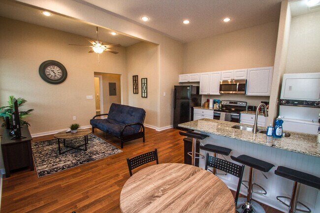 121 Douglas Way St San Antonio, TX 78210 photo 4