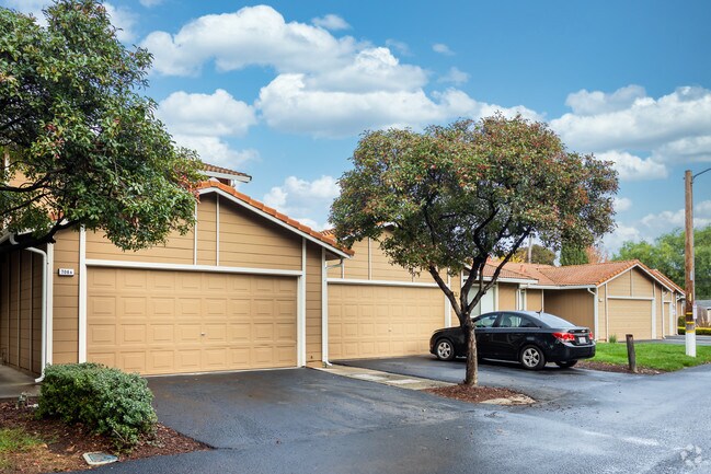 810 Oak Grove Rd photo 2