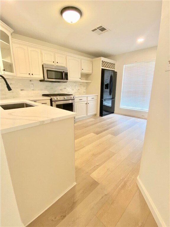 5703 Kayview Dr Austin, TX 78749 photo 4
