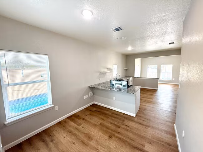 2422 W Commerce St San Antonio, TX 78207 photo 3