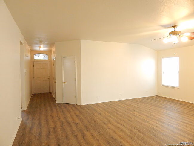 559 Granite Cliff San Antonio, TX 78251 photo 5
