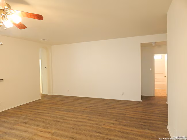 559 Granite Cliff San Antonio, TX 78251 photo 3