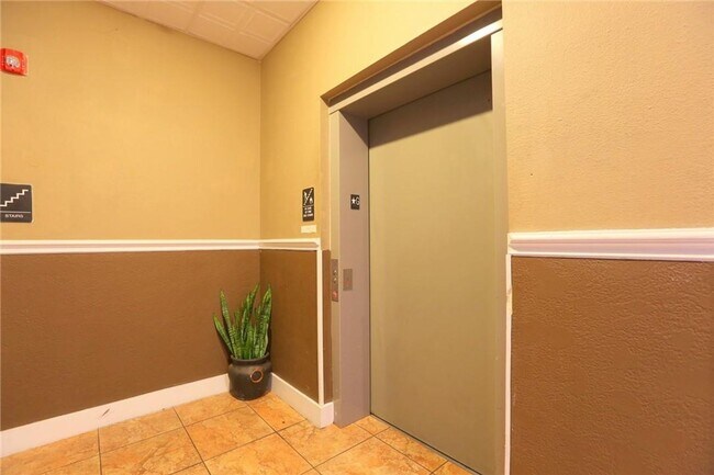 910 W 25th St Austin, TX 78705 photo 4