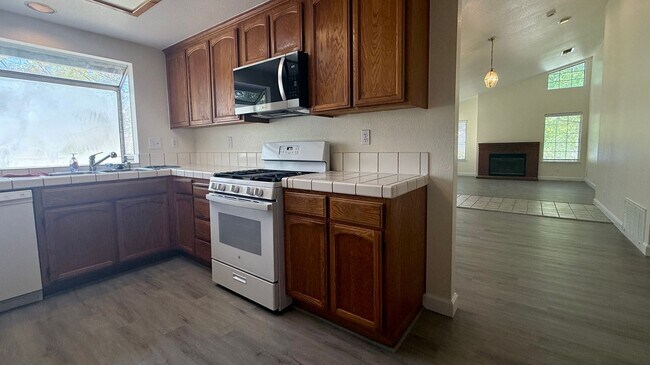 Charming Single Story 3bed 2 bath photo 4