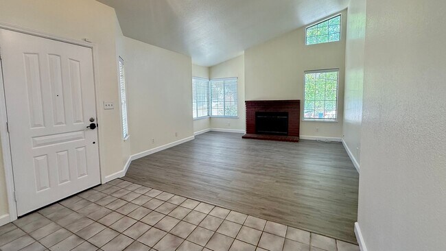 Charming Single Story 3bed 2 bath photo 3
