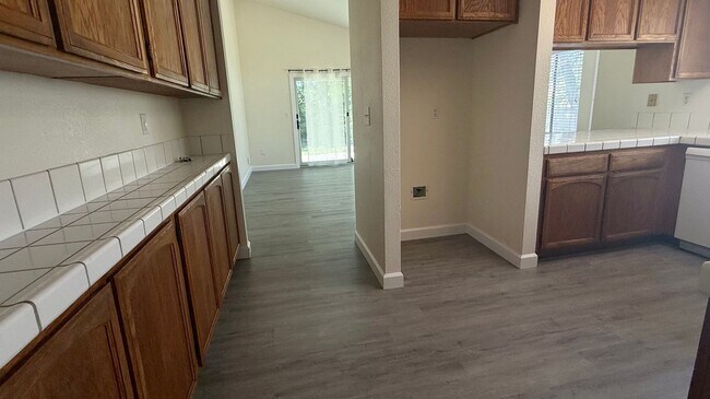 Charming Single Story 3bed 2 bath photo 5
