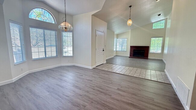 Charming Single Story 3bed 2 bath photo 2