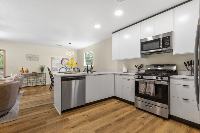 Magnolia Condominiums photo 3