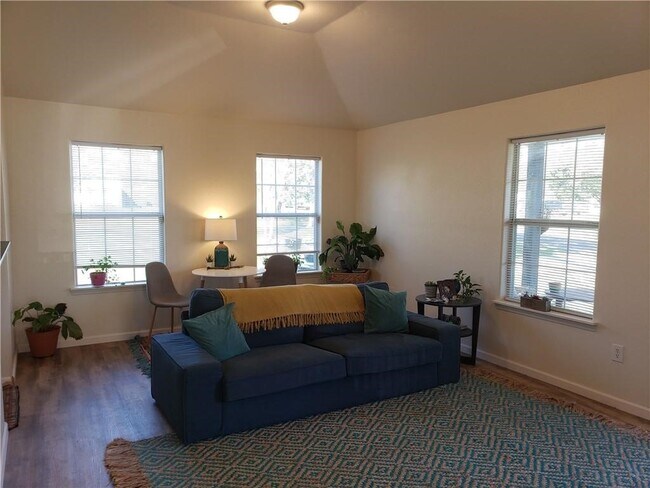 1500 Clyde St San Marcos, TX 78666 photo 2