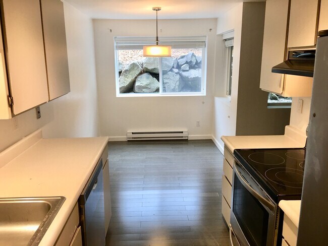 7021 Sand Point Way NE Seattle, WA 98115 photo 2