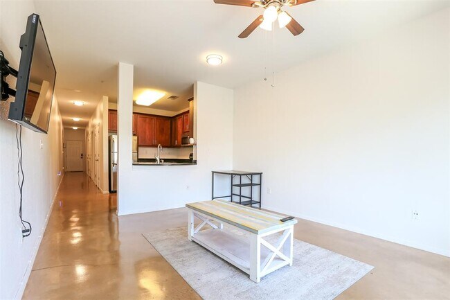 910 W 25th St Austin, TX 78705 photo 4