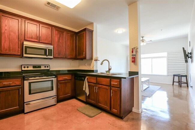 910 W 25th St Austin, TX 78705 photo 5