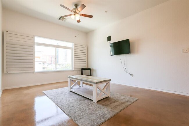 910 W 25th St Austin, TX 78705 photo 2