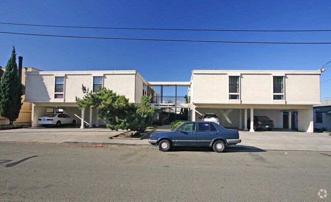 3263 Belmont photo 2