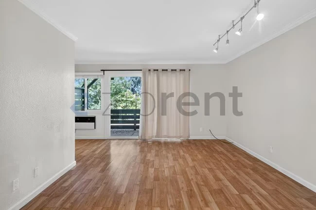 Unit apt 1 photo 5