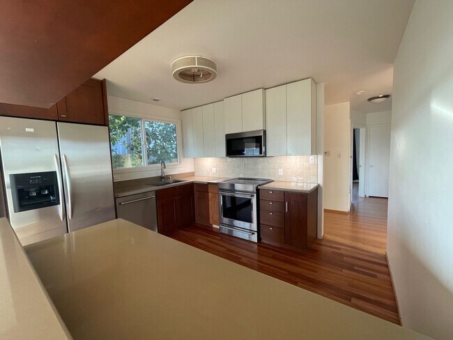 Modern and Large Single Family 4 Bedroom / 2 Bathroom photo 5