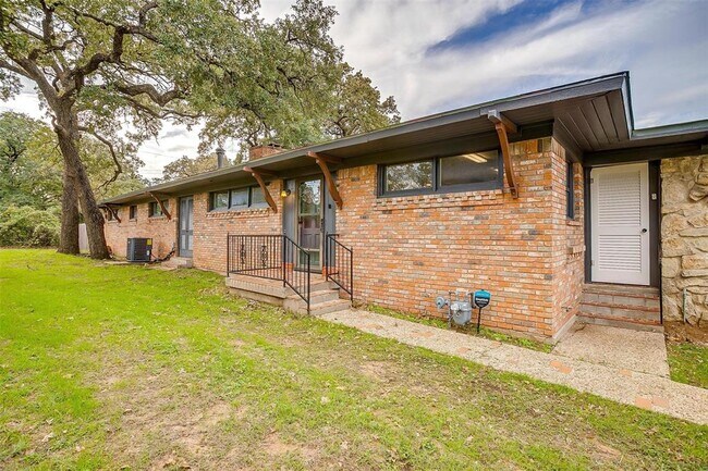 216 Brown Trail, Hurst, TX 76053 photo 2