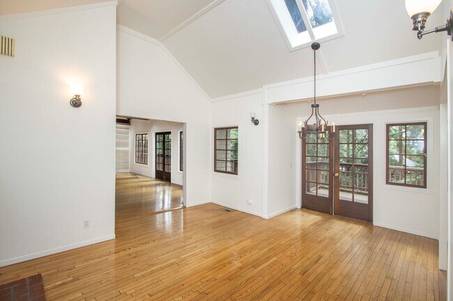 New Beautiful 3bd/2.5ba home with office in Mill Valley photo 5
