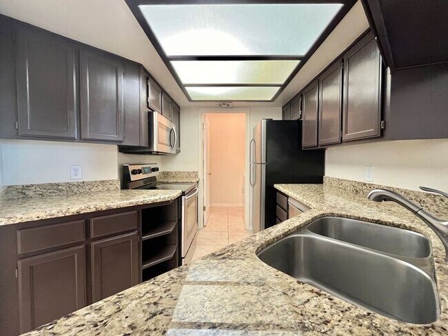 5104 N 32nd St Phoenix, AZ 85018 photo 2
