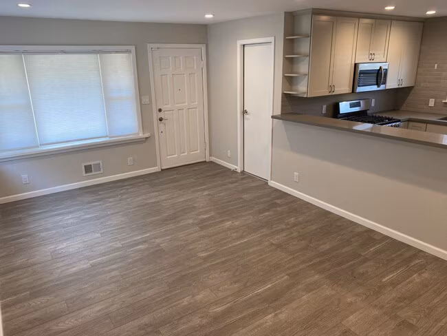 Cozy 2 Bedroom, 1 Bath, 790 Square Foot Home photo 3