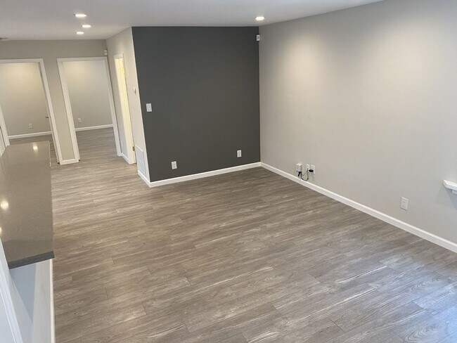 Cozy 2 Bedroom, 1 Bath, 790 Square Foot Home photo 4