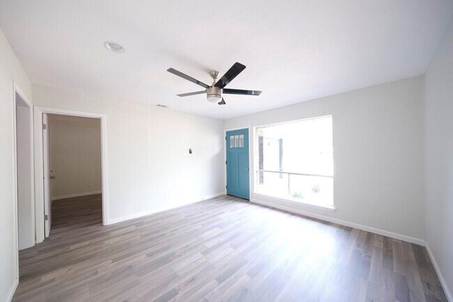 8616 Fireside Dr Austin, TX 78757 photo 3