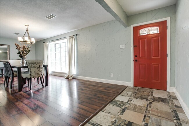 2906 Sharpview Ln Dallas, TX 75228 photo 4