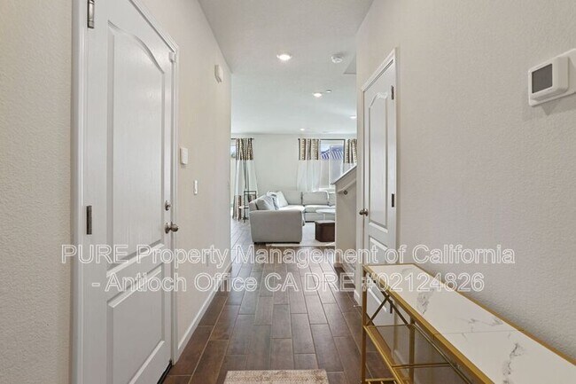 896 Diego Dr photo 4