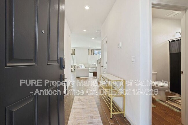 896 Diego Dr photo 3