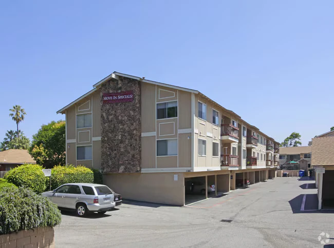 Sandlewood Apartments photo 2