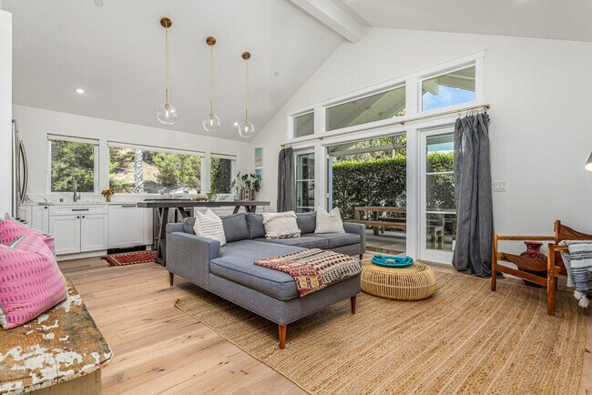 727 Sonrisa St Solana Beach, CA 92075 photo 2