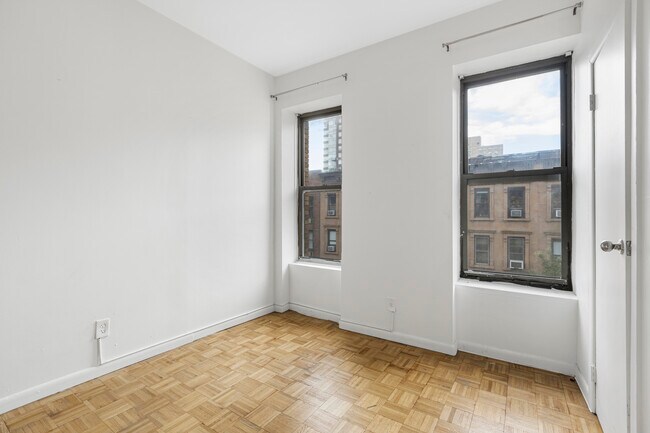 325 E 89th St New York, NY 10128 photo 4