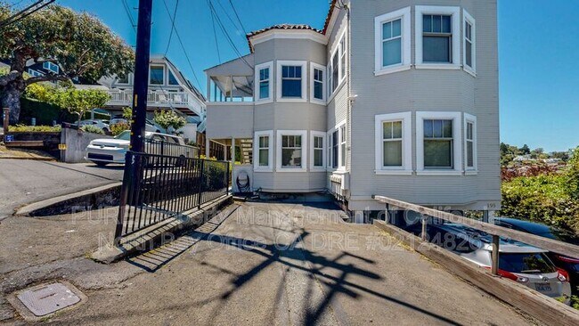 195 San Carlos Ave Sausalito, CA 94965 photo 2