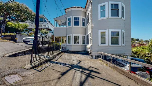 195 San Carlos Ave Sausalito, CA 94965 photo 2