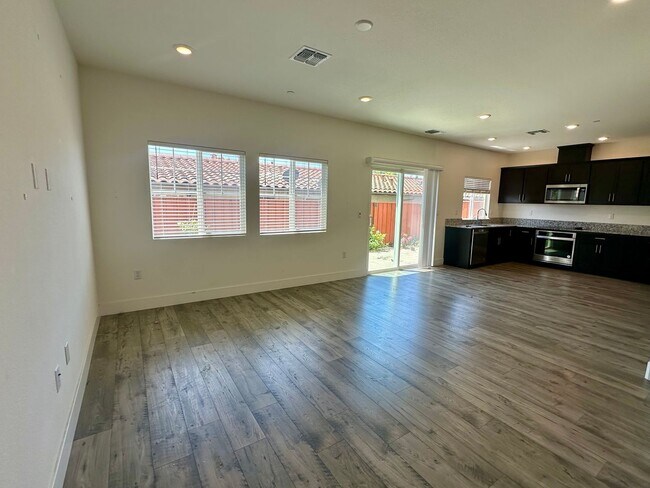 Luxurious 3 Bedroom 2.5 Bath in Hayward photo 2