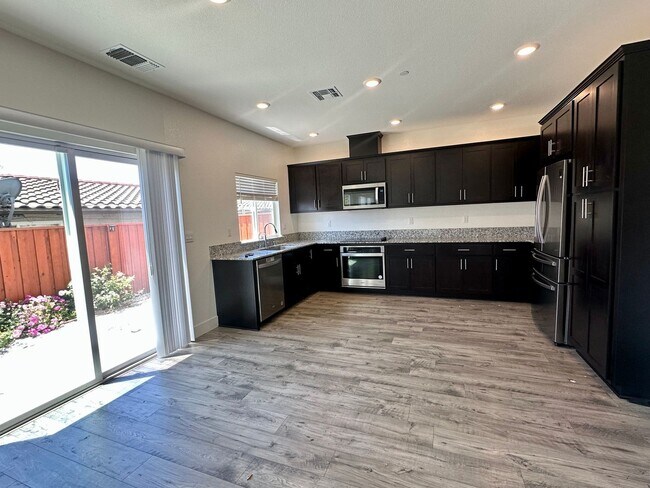 Luxurious 3 Bedroom 2.5 Bath in Hayward photo 3