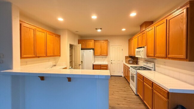 4 BR 2.5 Bath Duet close to park and schools photo 3