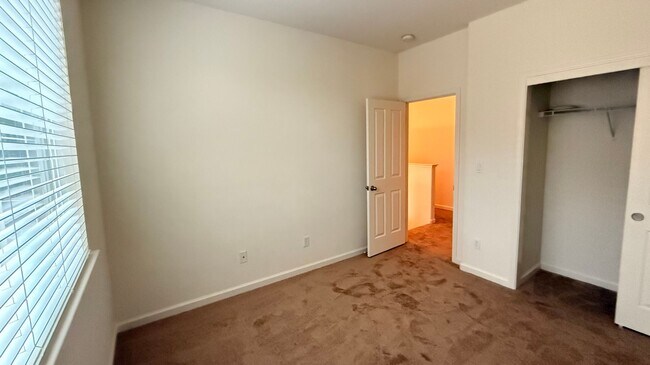 4 BR 2.5 Bath Duet close to park and schools photo 4