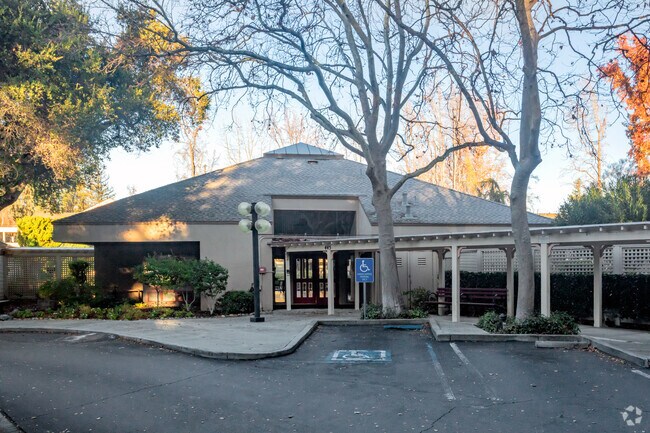 Los Gatos Commons photo 4
