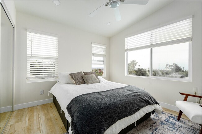 5021 Foothill Blvd San Diego, CA 92109 photo 2