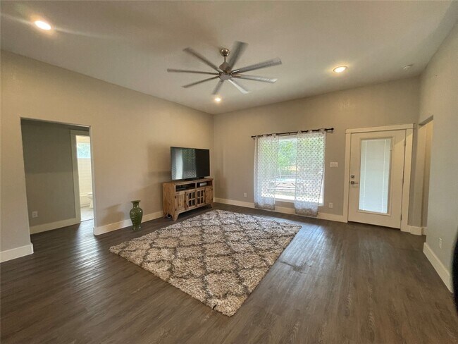 123 N Lon Price Blanco, TX 78606 photo 4