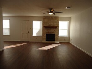 811 Crieff Cross Dr Pflugerville, TX 78660 photo 3