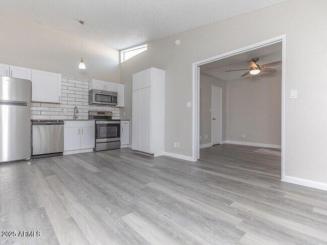 13517 W Glendale Ave Glendale, AZ 85307 photo 2
