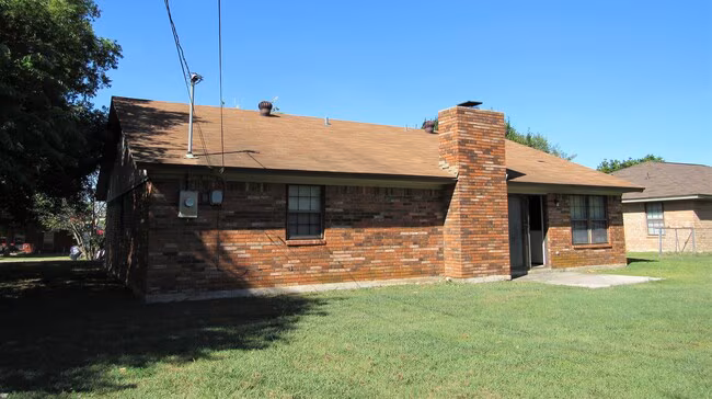 207 E Hogan Dr Copperas Cove, TX 76522 photo 2