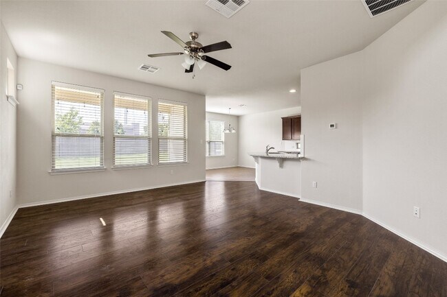 1028 Chad Lp Round Rock, TX 78665 photo 4