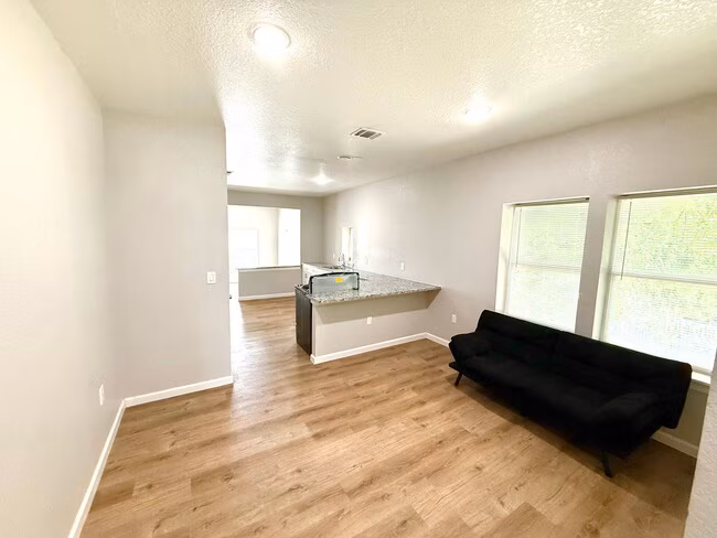 2422 W Commerce St San Antonio, TX 78207 photo 4